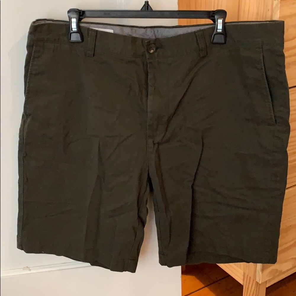 *2 for 15* Men’s army green shorts, size 38